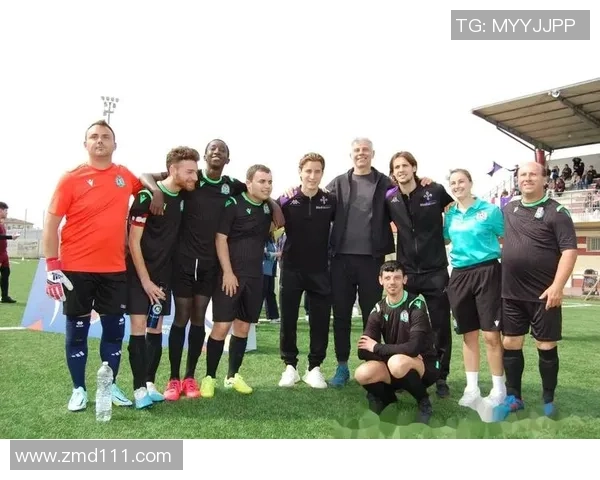 与足球明星同框合影，记录下珍贵瞬间，见证足球传奇的辉煌与荣耀