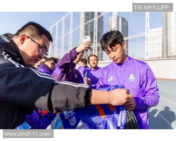 足球明星与粉丝零距离互动揭秘 粉丝心声与球场背后的故事